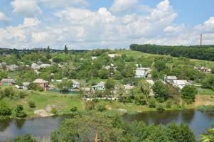 panorama van de kleine stad met rivier en huizen foto