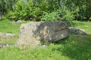 oude grote stenen in het veld foto
