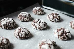 chocola koekjes met gepoederd suiker Aan bakken dienblad. detailopname. foto