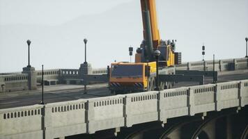 groot auto kraan Aan de brug onder vernauwing foto