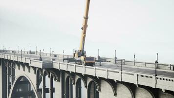 groot auto kraan Aan de brug onder vernauwing foto