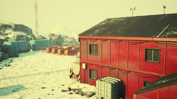 sneeuw in de omgeving van gebouw van polair station in antarctica foto
