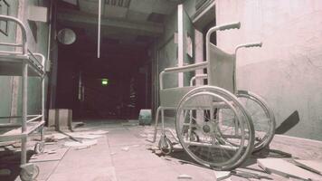 donker binnen een verlaten rottend mentaal ziekenhuis foto