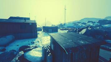 sneeuw in de omgeving van gebouw van polair station in antarctica foto