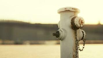 oud hydrant Aan een kust promenade foto