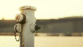 oud hydrant Aan een kust promenade foto