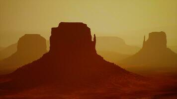 panorama met beroemd monument vallei van Arizona foto