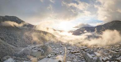 luchtfoto van krasnaya polyana, bergen bedekt met sneeuw en prachtige wolken. Rusland. foto