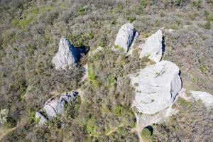 luchtfoto van de tempel van de zon, rotsen op de berg op het Krim-schiereiland. Krim. foto
