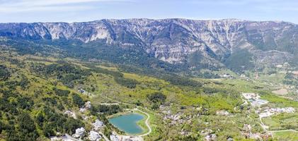 luchtfoto van hartvormig mogabinskoe-meer met bergen, krim. foto