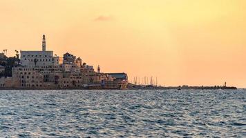 uitzicht op oude jaffa van de zee op de zonsondergang in tel aviv, israël foto