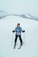 jong vrouw spelen ski in winter seizoen. sneeuw winter werkzaamheid concept foto