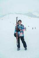 jong vrouw spelen ski in winter seizoen. sneeuw winter werkzaamheid concept foto