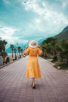 vrouw in geel jurk, zwerver temidden van bergen, verkennen de schoonheid van reizen foto