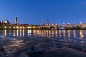 visie van zaragoza kathedraal over- de rivier- ebro Bij zonsopkomst foto