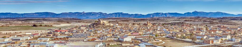 dar panorama van de dorp van almudevar in noordelijk Spanje met de Pyreneeën in de achtergrond foto