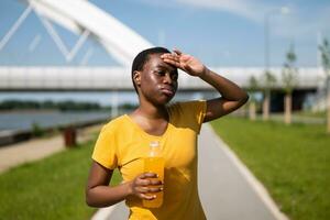 uitgeput vrouw drinken energie drinken na oefening foto