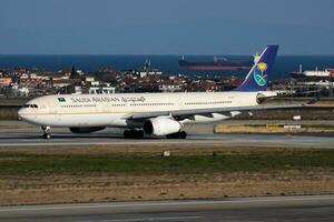 saudia luchtbus a330-300 hz-aqc passagier vlak vertrek Bij Istanbul ataturk luchthaven foto