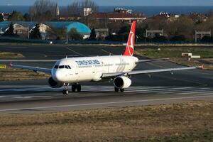 Turks luchtvaartmaatschappijen luchtbus a321 tc-jrv passagier vlak vertrek Bij Istanbul ataturk luchthaven foto