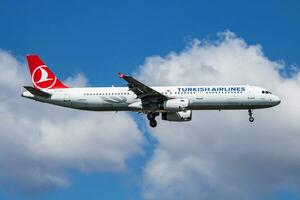 Turks luchtvaartmaatschappijen luchtbus a321 tc-jrj passagier vlak aankomst en landen Bij Istanbul ataturk luchthaven foto
