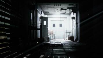 donker binnen een verlaten rottend mentaal ziekenhuis foto