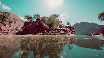 mooi dag Aan de rivier- met zandsteen kliffen en reflecties foto