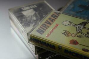 Bangkok, Thailand - februari ,09 2022 90's cassette banden van nirvana albums incesticide, laat maar, bleekmiddel, van de modderig banken van de wenskah, losgekoppeld in nieuw york Aan een grijs vloer. foto