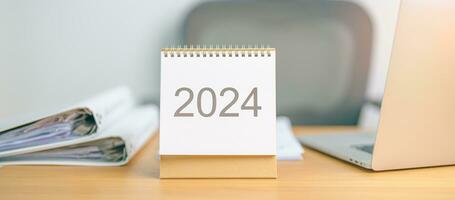 2024 jaar kalender Aan tafel achtergrond. aftellen, gelukkig nieuw jaar, oplossing, doelen, plan, actie, missie en financieel concept foto
