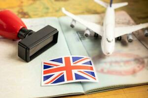 goedgekeurd postzegel Visa en paspoort met Verenigde koninkrijk vlag document naar immigratie Bij luchthaven in land. foto