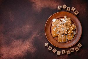 mooi heerlijk zoet winter Kerstmis peperkoek koekjes Aan een bronzen getextureerde achtergrond foto