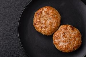 heerlijk vers gebakken fijngehakt vis schnitzels met specerijen en kruiden foto