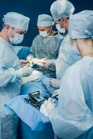 team van chirurgen aan het doen operatie in ziekenhuis foto