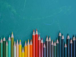 kleur potloden Aan schoolbord achtergrond foto