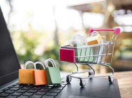 boodschappen doen kar met boodschappen doen Tassen Aan een laptop toetsenbord. concepten over online boodschappen doen dat aanbiedingen huis levering foto