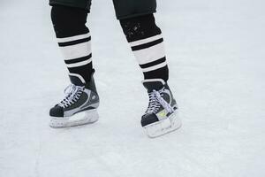 hockey skates detailopname gedurende een spel Aan ijs foto