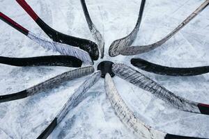 hockey team zetten putter in de omgeving van de wasmachine foto