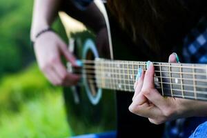 meisje Aan een groen weide spelen gitaar foto