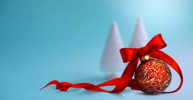 kunst detailopname van een rood Kerstmis snuisterij gebonden met lint en Kerstmis boom Aan een tafel. banier of groet kaart ontwerp met kopiëren ruimte foto