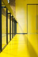 geel kamer modern kunst Open deur achtergrond structuur architectuur foto
