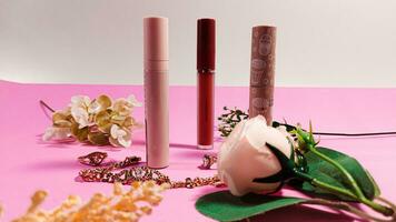 decoratief foto van drie roze lippenstift