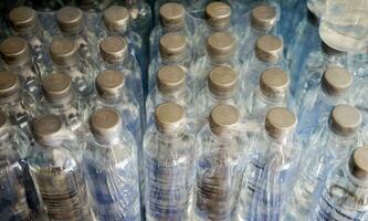 bulk pakketten van drinken water flessen bereid voor uitverkoop in supermarkten. foto