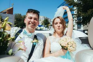 de bruid en bruidegom zijn gefotografeerd in de auto foto