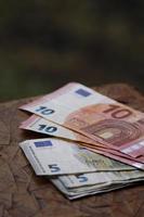 gestapelde Europese bankbiljetten van verschillende coupures op de bruine tafel