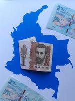 Colombiaanse bankbiljetten en achtergrond met colombia kaart silhouet foto