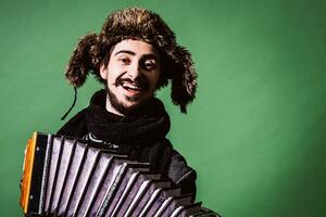 een heel positief Mens met een accordeon poseren in de studio foto