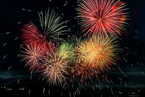 helder gekleurde vuurwerk Aan zwart achtergrond. viering en vakantie concept. nieuw jaar, onafhankelijkheid dag, juli 4 festival. helder explosies van lichten in de lucht. foto