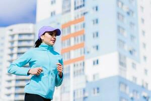 de meisje joggen Aan de achtergrond van huizen foto