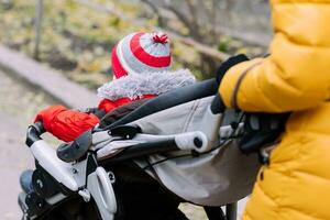 mam schijven een baby in een wandelwagen foto