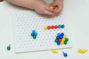 de baby Toneelstukken met een mozaïek- zittend Bij een tafel foto