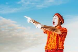 mime shows pantomime tegen de blauw lucht foto